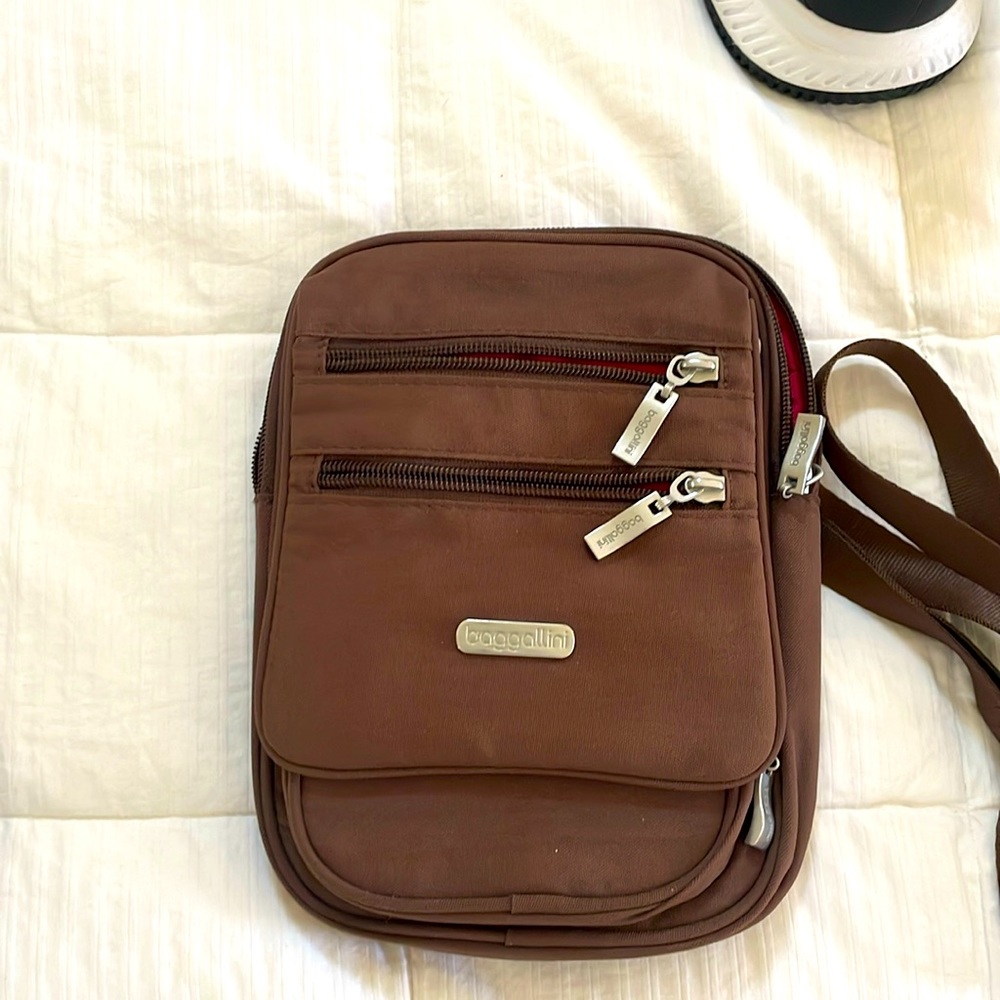 Women’s original Baggallini shoulder/crossbody bag.       Like new